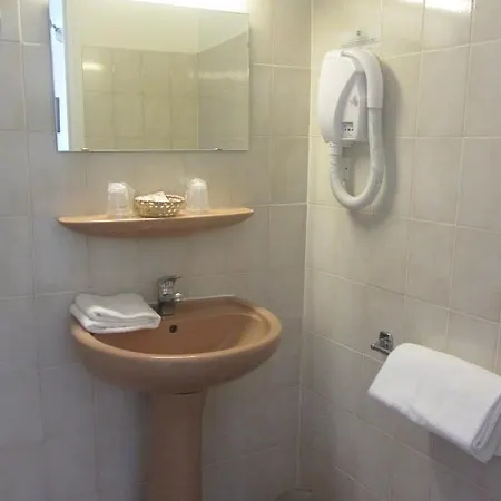 Du Rascalat Hotell 2*